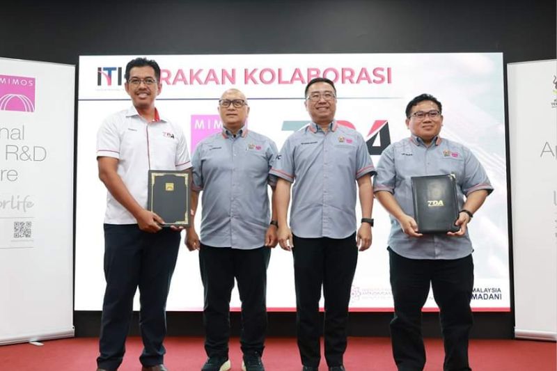 A Memorandum of Understanding (MoU) was signed between government-linked agencies to foster development in the Electrical &amp; Electronics (E&amp;E) sector. The signing took place during the launch of the Industrial Technology Innovation Centre (ITIC), Semiconductor Research Consortium, and MIMOS Academy at MIMOS Berhad, Kulim High Technology Park (KHTP), Kedah on 22 June 2024. (Pictured from left to right): Dr. Sharoul Bin Jambari (CEO, TDA), YBhg. Dato&#039; Ts. Dr. Hj. Aminuddin Bin Hassim (Secretary General, MOSTI), YB Tuan Chang Lih Kang (Minister of Science, Technology and Innovation), Dr. Saat Shukri Embong (Acting President &amp; CEO, MIMOS)