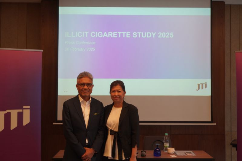 Juliana Mohd Yahaya, Pengurus Besar JTI Malaysia dan Mohammad Nazli Abdul Aziz, Pengarah Hal Ehwal Korporat & Komunikasi, membentangkan 2024 Illicit Cigarette Study (ICS) report, berkongsi pandangan mereka tentang penurunan berterusan rokok haram, peningkatan setem cukai palsu/digital dan peraturan dan penguatkuasaan vape.