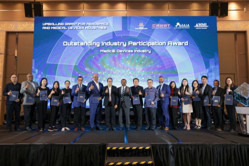 Mr. Jaffri Ibrahim, Chief Executive Officer of Collaborative Research in Engineering, Science and Technology (CREST) [8th from left], and Mr. Samuel Pooranakaran, Vice Chairman, Association of Malaysian Medical Industries (AMMI) [9th from left], awarded participating companies in the medical devices industry. 