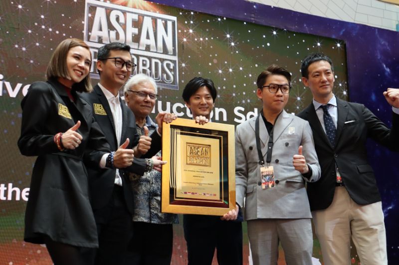Chief Executive Officer of One Universal Production Sdn. Bhd., Alvin Lee (second from right) receiving the ASEAN Record for the Largest Gathering of Ultraman Fans in Malaysia clocking 270 fans, witnessed by Dato’ Kamil Othman.