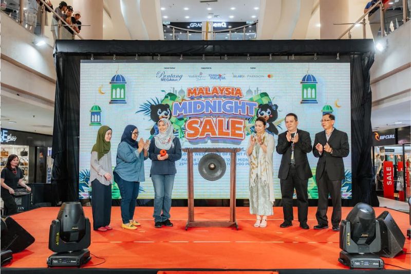  The event was officially launched  by Sarawak State Director Rubiah Tul&#039;Adwiyah Md Yusof, Head of Socio-Culture and Education BIMP-EAGA Sarawak Association Fiona Marcus Raja, Tan Chee Kian Senior Store Manager Parkson, Allen Wong Lung Hing Event Manager Bintang Megamall