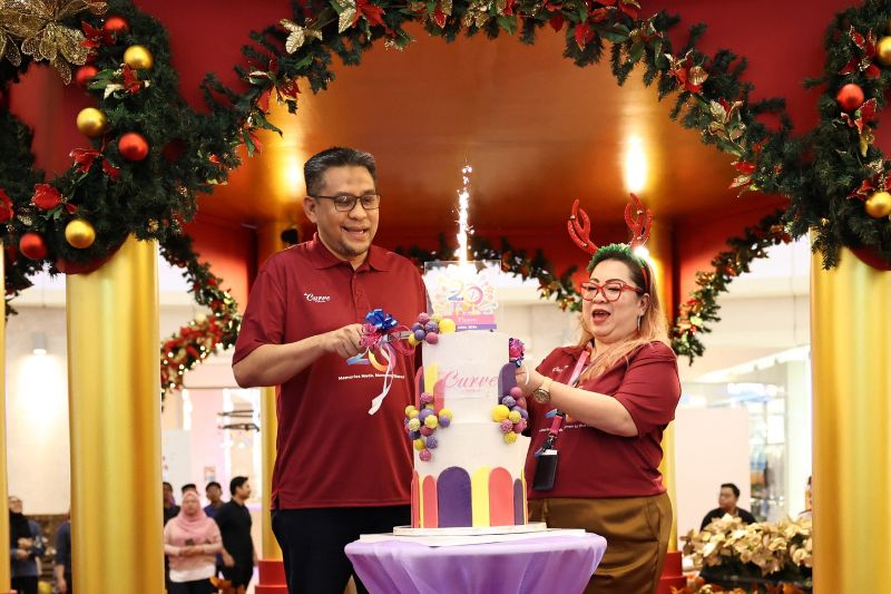 The Curve Celebrates The Holiday Season and its  20th Anniversary with a Joyous Double Celebration