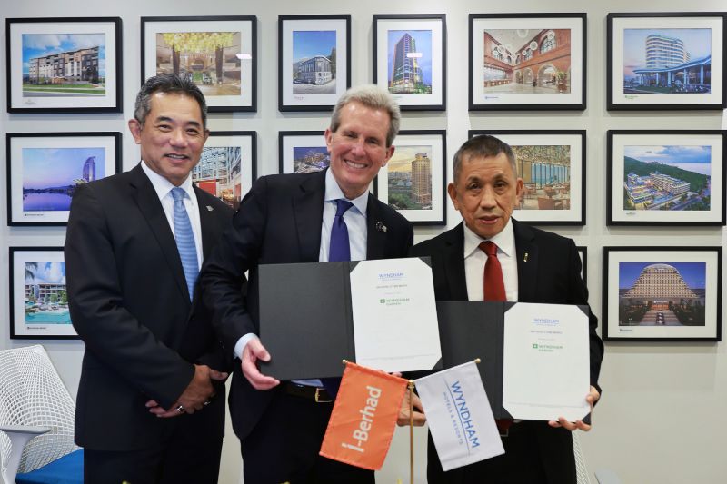 L-R: Wyndham Hotels &amp; Resorts APAC President Lim joon Aun, Wyndham Hotels &amp; Resorts CEO Geoffrey A. Balotti, I-Berhad Chairman Tan Sri Lim Kim Hong at Wyndham Hotels &amp; Resorts HQ in Singapore for Wyndham Garden i-City partnership signing ceremony