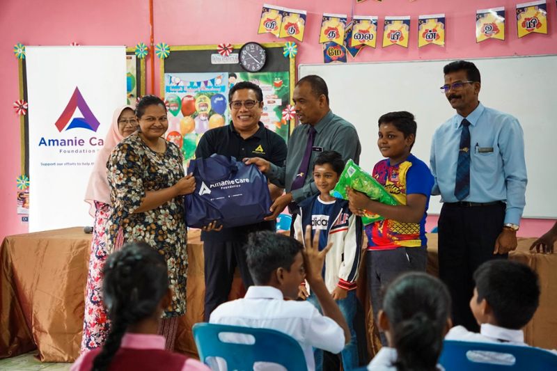 Bakul Jalinan Kasih Spreads Festive Cheer to Students at SJK (T) Ladang Bukit Jenun