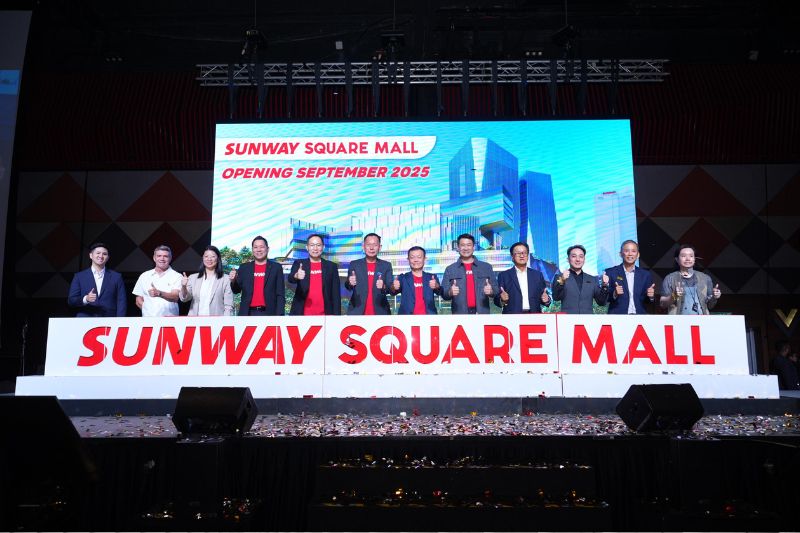 Sunway Square Mall Management with Key Tenants  (L to R) Mr Daniel Lim, Director & Co-Founder of BUMP Bouldering Mr David John Prosser, CEO of GoFit Ms Wan Chin Ching, Business Development Director of KKV Mr Albert Cheok, Assistant General Manager of Sunway Square Mall and Sunway Giza Mall Mr Jason Chin, Senior General Manager of Sunway Malls Selangor Mr HC Chan, CEO of Sunway Malls Mr Eric Tee, Senior General Manager of Sunway Malls Leasing Mr Michael Poh, Senior Director of Sunway Malls Leasing Mr Ivan Tan, Managing Director of Village Grocer Mr Zen Chow, Managing Director of Tutu Toe Dance Academy Mr Tan Lay Han, CEO of TGV Cinemas Mr Andrew Yap, Managing Director & Co-Founder of The Library by BookXcess