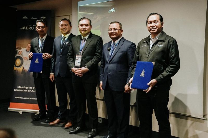 Transport Minister Anthony Loke (centre) and Dato’ Menteri Besar Selangor, Dato’ Seri Amirudin Shari (second from right) during the strategic partnership signing between Menteri Besar Selangor (Incorporated) or MBI Selangor and the National Aerospace Industry Corporation Malaysia (NAICO) at the International Paris Air Show 2025 in Paris, France.