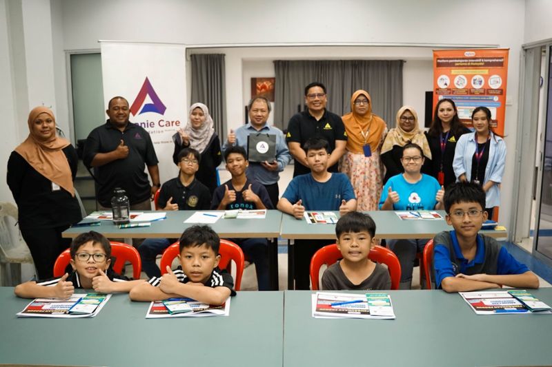 Students from Yayasan Sunbeams Home with Amanie Care Foundation&#039;s CEO, En Razi, and Principal Steven Loh, at the launch of the AmanieCare Smartquest 2024/2025 program, in collaboration with Learning Port, to provide enhanced educational opportunities through the myGuru online learning platform.