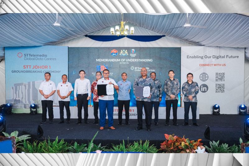 Executives of STT GDC and officials from the Johor government in a group photo after the groundbreaking ceremony of STT Johor 1 with Johor Menteri Besar Dato’ Onn Hafiz (centre)