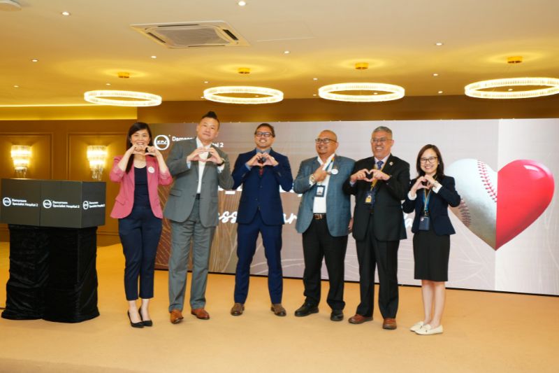 From Left to Right: Ms Hoo Ling Lee (Regional CEO of KPJ Healthcare), Mr. Chin Keat Chyuan (President and Managing Director of KPJ Healthcare), Professor Dr. Shahrul Amry (Consultant Cardiothoracic Surgeon at Damansara Specialist Hospital 2), Dato’ Mohamad Farid Bin Salim (Chief Operating Officer at KPJ Healthcare), Dr Mohd Daud Sulaiman (Residential Doctor at Damansara Specialist Hospital 2), and Ms. SK Tan (Chief Executive Officer of Damansara Specialist Hospital 2)