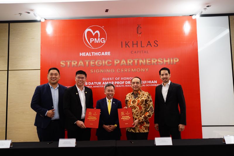 Main Photo: From left Mr Andrew Wong, Executive Director, PMG Healthcare Group: Dr. Chieng King Chong, Executive Chairman of PMG Healthcare Group; YB Datuk Amar Prof. Dr. Sim Kui Hian, Deputy Premier and Minister for Public Health, Housing and Local Government; Tan Sri Nazir Razak, Chairman of IKHLAS Capital; Mr Tay Ek Ming, Managing Director, IKHLAS Capital.