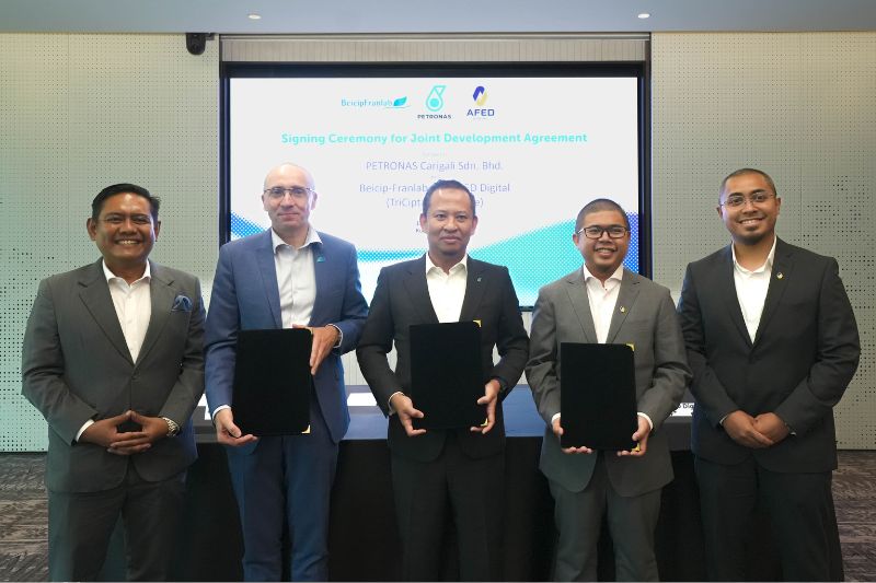 Signing ceremony during Energy Asia 2025. From left: Ahmad Faisal Bakar (PETRONAS Vice President of Exploration), Thierry Le Maux (Chairman of the Management Board, Beiciep-Franlab), Hazli Sham Kassim (CEO of PETRONAS Carigali Sdn. Bhd.), Mohammad Khazaidi Kamaruddin (CEO of AFED Digital), and Afiq Hanafi Ramli (Executive Director, AFED Digital).