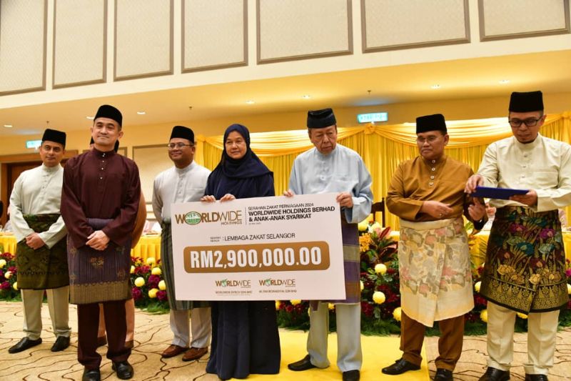 WHB Group CEO YBhg. Datin Paduka Norazlina Zakaria presents a mock cheque to the Sultan of Selangor, Sultan Sharafuddin Idris Shah, during the ceremony at the Sultan Salahuddin Abdul Aziz Shah Mosque