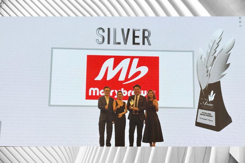  Dato Joshua Liew (second from right), Managing Director of Marrybrown®, alongside Mr. Daniel Chan (left) and Lynn Low (right), Chief Executive Officer and Chief Marketing Officer respectively, receiving the Silver Award in the Restaurant &amp; Fast Food Outlets category at the Putra Aria Brand Awards 2024.