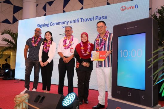 Mr. Lai Shu Wei (Head of Marketing, Commercial, TM) inserting a SIM card to launch unifi Travel Pass alongside Ms. Sherene Azli, CEO Malaysia Healthcare Travel Council (MHTC), Datuk Rozlan Mohamed (CEO of KL Tower),Ms. Emily Tan (Marketing Lead, Klook) and Datuk Jake Abdullah (Managing Director, Fave Malaysia).