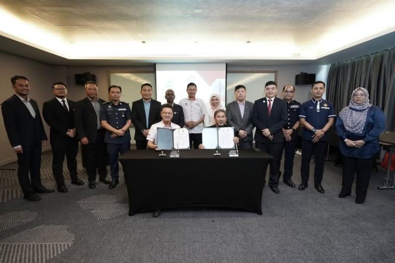 The signing ceremony of the strategic cooperation document by Pengiran (Dr.) Haji Haris Pg Haji Duraman, Chairman of BEBC (right), together with the Chairman of LPN, Dato Seri Michael Tio (left), witnessed by the Director General of MPC, Datuk Zahid Ismail (center)