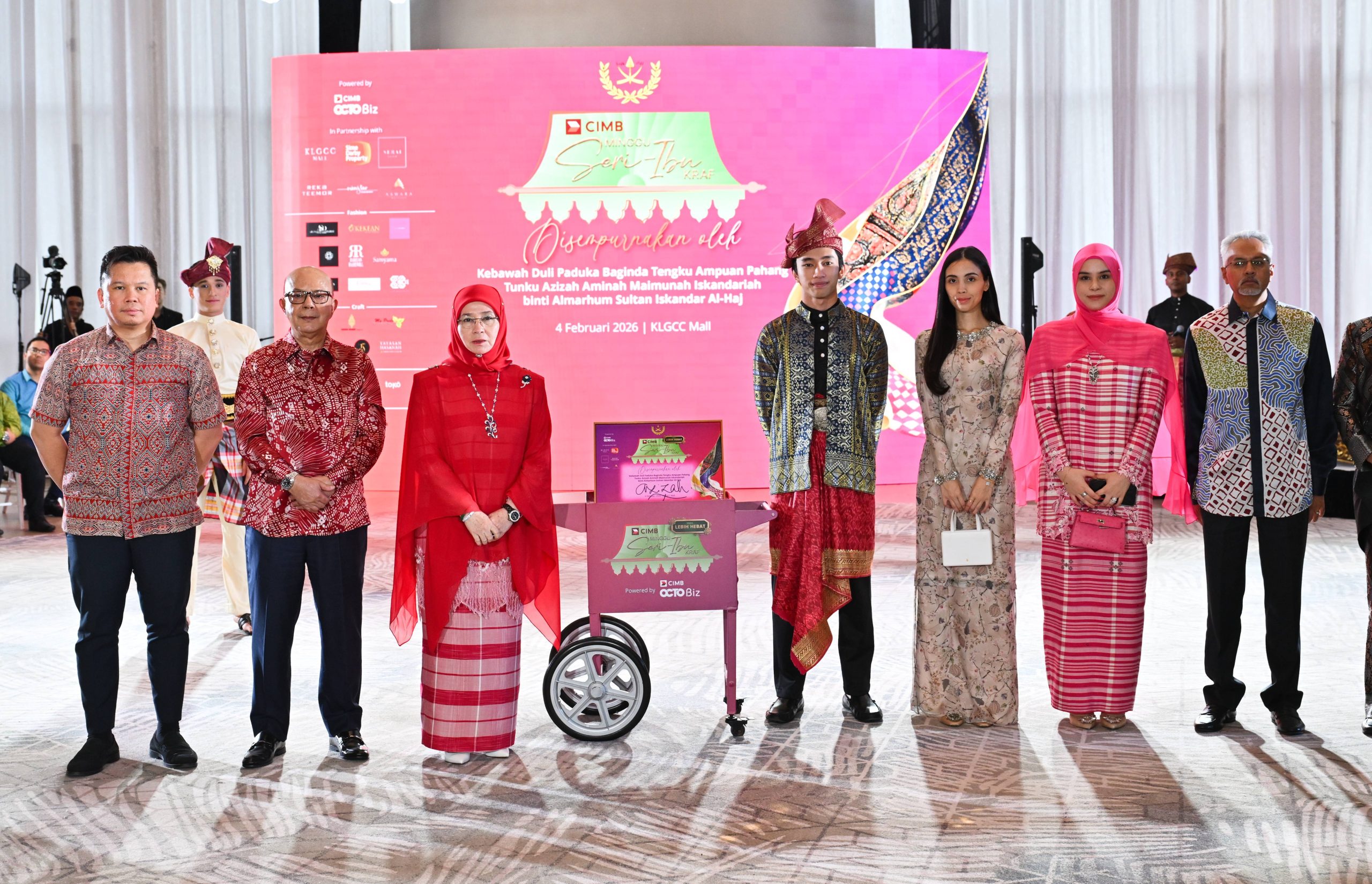 (From left) Datuk Mohd Najib Abdul Hamid, Managing Director, Serai Group, Datuk Syed Zaid Albar, Chairman of CIMB Group, KDPB Tengku Ampuan Pahang Tunku Azizah Aminah Maimunah Iskandariah binti Almarhum Sultan Iskandar Al-Haj, Amer Harris Jefry, motorsports athlete and CIMB’s brand partner, YAM Tengku Puteri Raja Tengku Puteri Iman Afzan binti Al-Sultan Abdullah Ri’ayatuddin Al-Mustafa Billah Shah, YAM Tengku Puteri Raja Tengku Puteri Afzan Aminah Hafidzatullah binti Al-Sultan Abdullah Ri'ayatuddin Al-Mustafa Billah Shah, and Dato’ Seri Azmir Merican, Group Managing Director and Chief Executive Officer, Sime Darby Property, at the launch of Minggu Seri-Ibu Kraf CIMB.